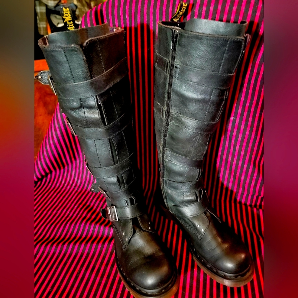 Dr Martens Phina boot, 8 womens. Worn by carol in TWD!!!